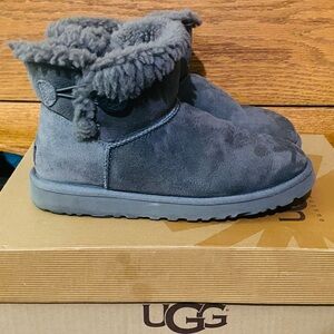 UGG Women’s Grey Shearling Mini Bailey Button Ankle Boots Sz 8